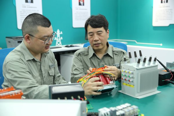 股票配资开户会员 三万多次操作中无一差错背后的坚守——全国劳模皮志勇的电力强国梦